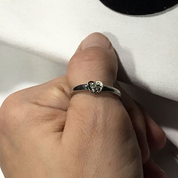 Simple Heart Setting Fashion Ring (G2) - Picture 9 of 10